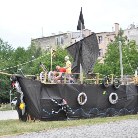 Instalacja-wakacyjna-/ warsztaty rodzinne w GSW