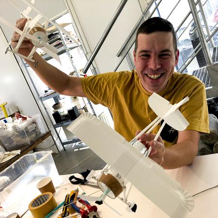 Prowadzący warsztaty zrób to w domu