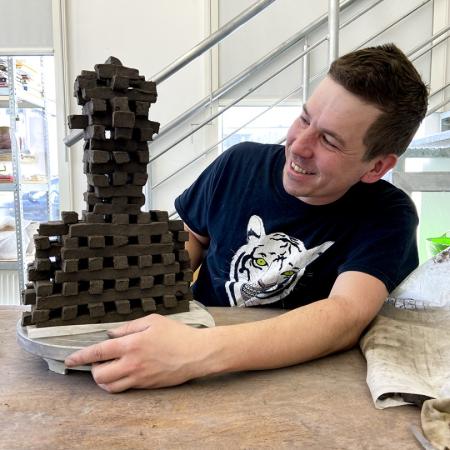 prowadzący warsztaty z rzeźbą 