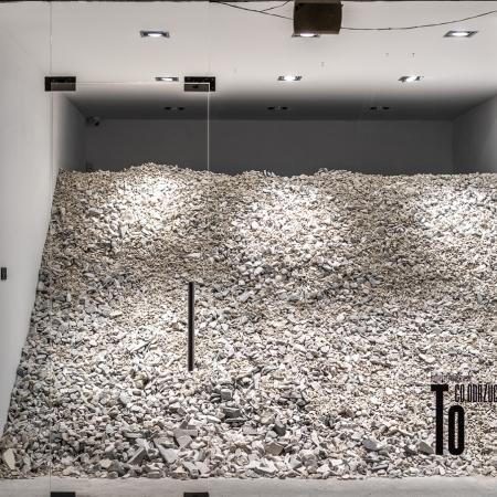 zdjęcie ukazuje instalację artystyczną wykonaną  łupnia marmurowego, ukazane za szybą galerii. 