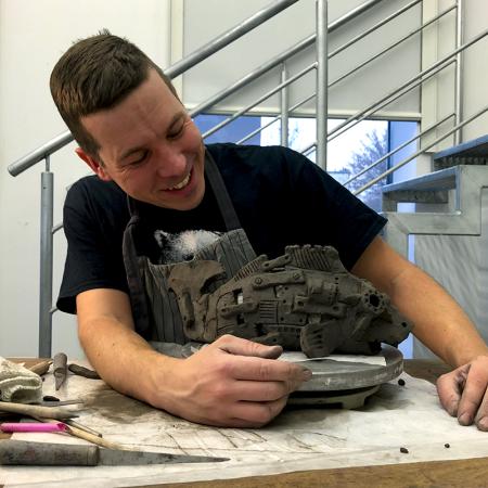 Prowadzący kurs ceramiki w GSW 