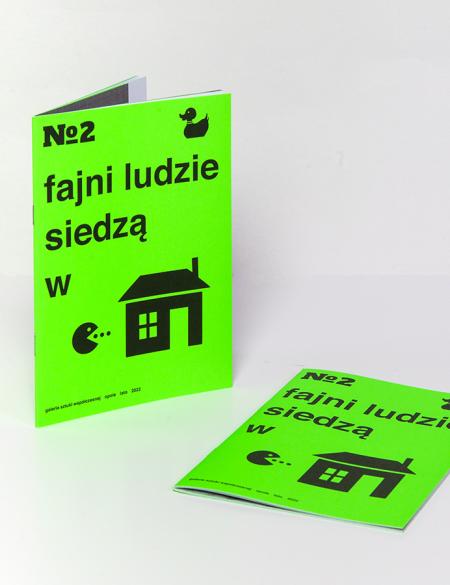 zdjęcie ukazujące drugi numer gazetki galerii, ustawione obok siebie dwa egzemplarze