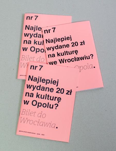 zdjęcie przedstawia trzy egzemplarze gazetki nr 7 o tytule najlepiej wydane 20 zł na kulturę w Opolu?  Bilet do Wrocławia. Oraz odwrotnie. Różowe tło gazetki.