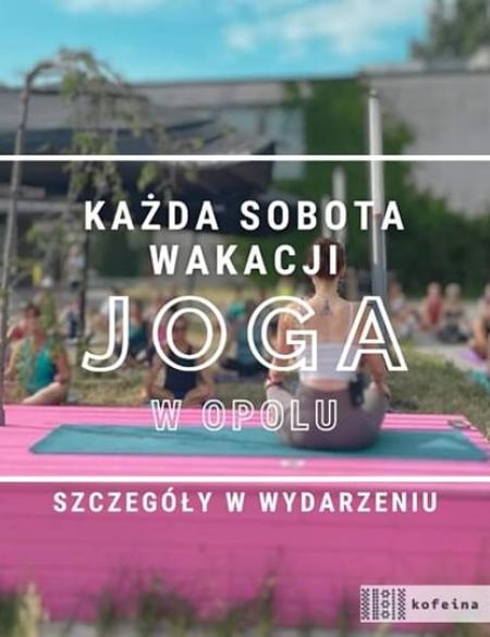 zdjęcie ukazujące plac za GSW, podest oraz osoby uprawiające jogę, napis: Joga w każdą sobotę wakacji.