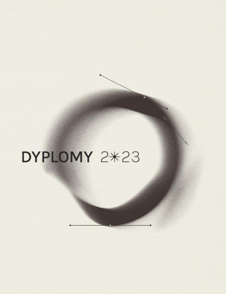 banerek informacyjny z napisem dyplomy 2023, jasne tło, okrąg na środku, ciemny obryś koła.