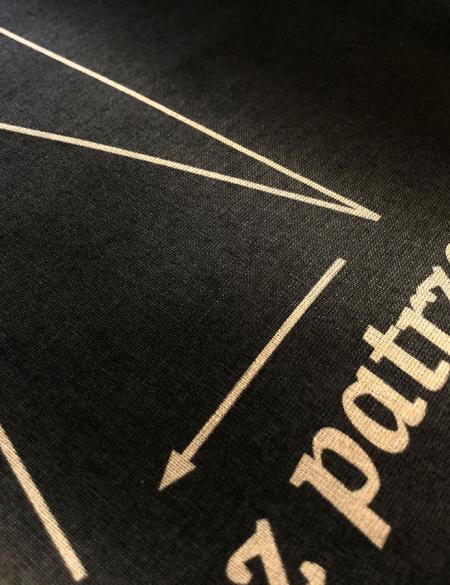 okładka książki ćwiczeni z patrzenia. brązowe tło, linie i strzałka. 