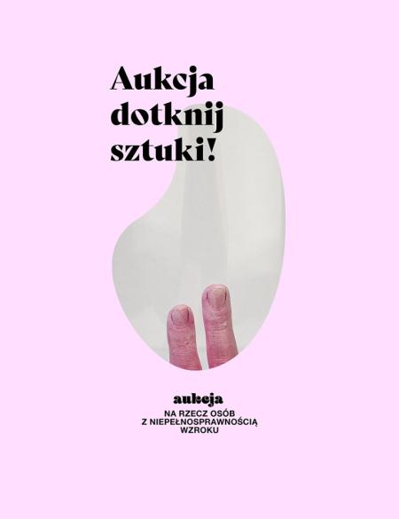 baner informacyjny, aukcja dotknij sztuki. różowe tło i  nazwa aukcji, fotografia rzeźby w formie palcy. 