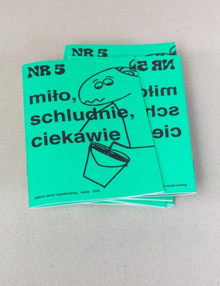 zdjęcie ukazuje okładkę 5 numeru gazetki galerii, napis miło, schludnie, ciekawie, zielone tło