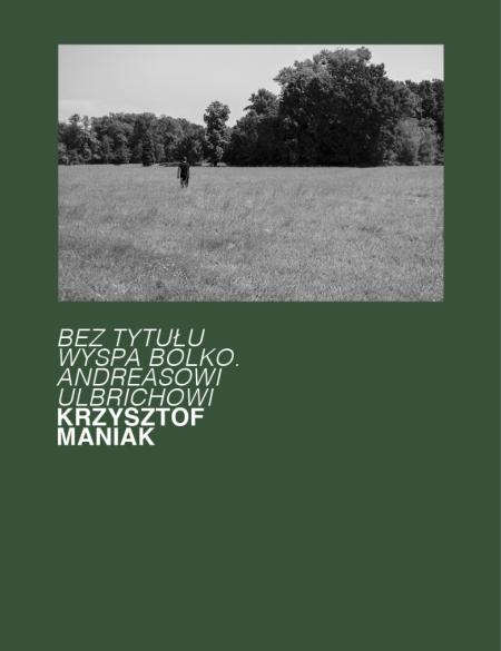 na zdjęciu mężczyzna zwrócony tyłem do widza, stoi na łące w otoczeniu drzew. napis Krzysztof Maniak, bez tytułu