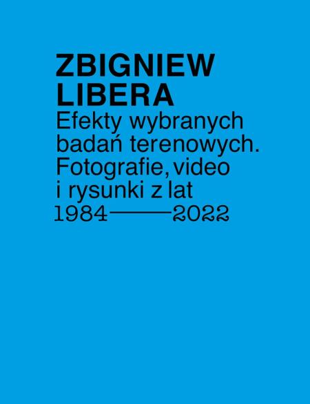 baner informacyjny, niebieskie tło, czarny napis: Zbigniew Libera, Efekty wybranych badań terenowych. Fotografia i wideo z lat 1984-2022