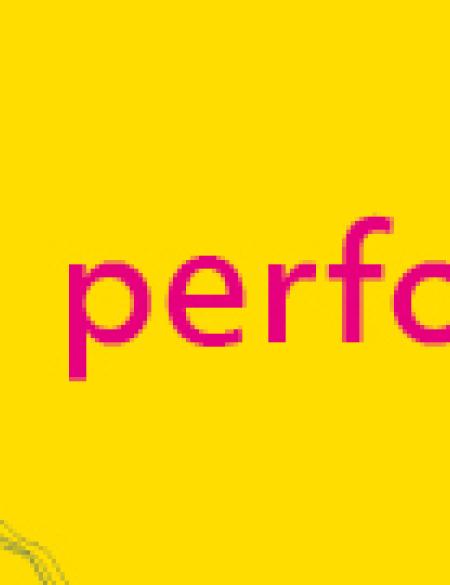 żółty banner z napisem performans