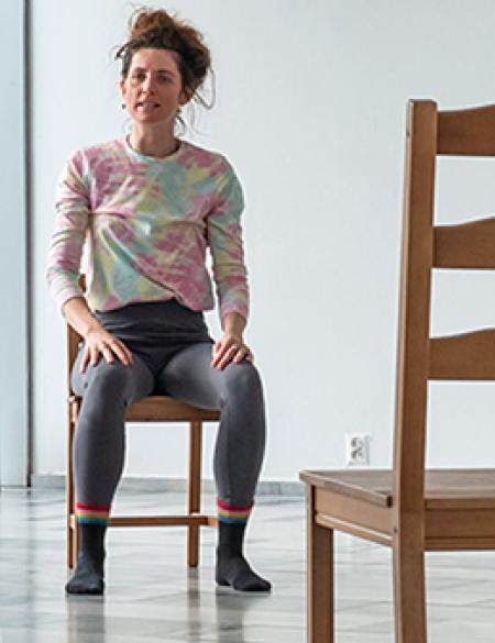 zdjęcie pokazujące osoby w czasie warsztatów, 4 kobiety siedzą na krzesłach w galerii. 