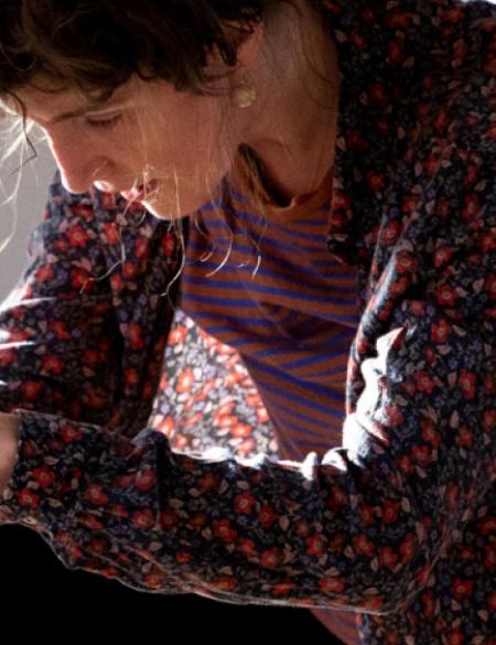 zdjęcie ukazujące kucającą kobietę, tancerkę