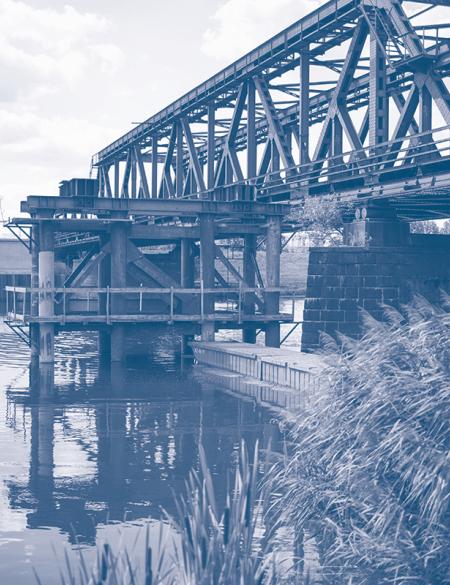 foto Odry i mostu kolejowego. niebieski filtr. 