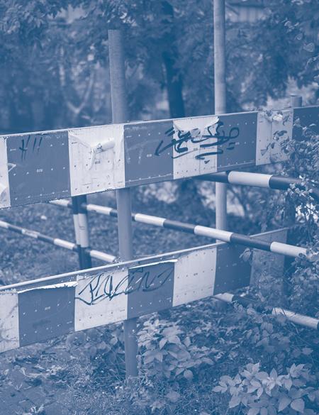 zdjęcie zakazu przejścia pod wiaduktem na Pasiece