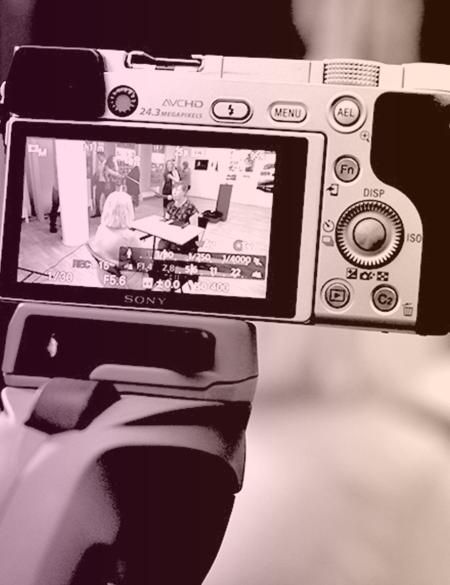 zbliżenie na wyświetlacz aparatu fotograficznego