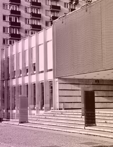 fasada galerii w tle budynek bloku mieszkalnego na pl. Teatralnym 