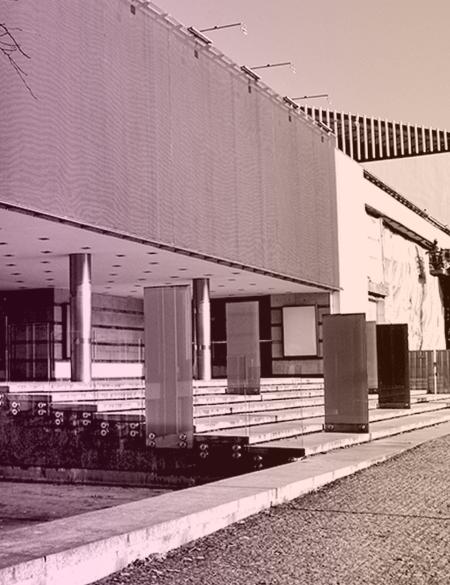 zdjęcie ukazuje wejście do galerii, w tle budynek teatru