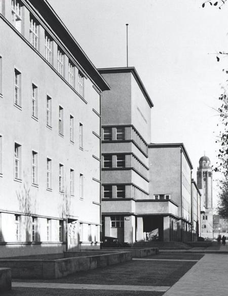 zdjęcie ukazuje przedwojenne Opole, widok na ul. Kościuszki, na pierwszym planie ulica z kolejnymi kamienicami w stylu modernistycznym, w tle kościół św. Piotra i Pawła 