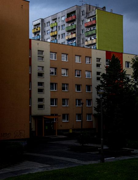 zdjęcie blokowiska, na pierwszym planie 3 bloki z wielkiej płyty