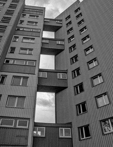 zdjęcie wysokościowca z wielkiej płyty