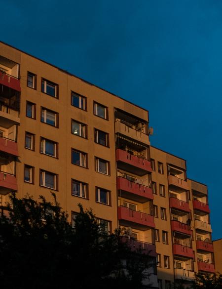 zdjęcie ukazuje blok z wielkiej płyty