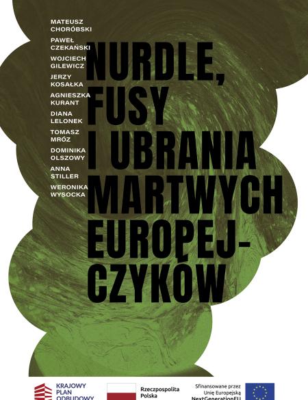 baner informacyjny dot. wystawy Nurdle, fusy i ubrani martwych Europejczyków. Wypisane nazwiska twórców i twórczyń, zielone tło sugerujące dym. Informacja o dofinansowaniu ze środków Krajowego Planu Odbudowy.