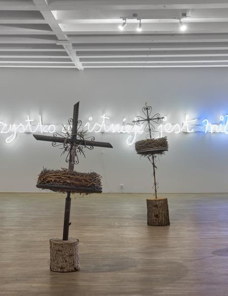 widok wystawy, chcąc pogodzić wszystkich..., w pierwszym planie instalacja Daniela Rycharskigo