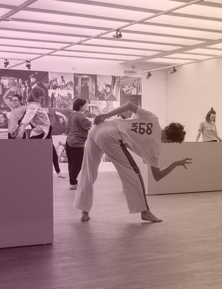 zdjęcie ukazuje tancerzy w sali galerii sztuki współczesnej