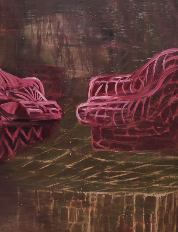 obraz autorstwa Agaty Nowosielskiej przedstawia dwa fioletowe fotele usytuowane na przeciwko siebie w nieokreśonym szarym pomieszczeniu