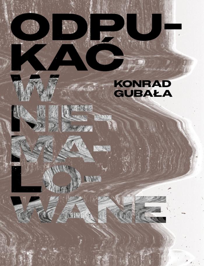 wystawa - plakat informacyjny z napisem Odpukać w niemalowane, Konrad Gubała, brązowe tło 