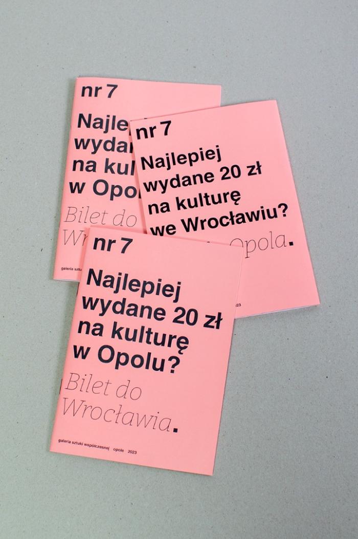 zdjęcie przedstawia trzy egzemplarze gazetki nr 7 o tytule najlepiej wydane 20 zł na kulturę w Opolu?  Bilet do Wrocławia. Oraz odwrotnie. Różowe tło gazetki.
