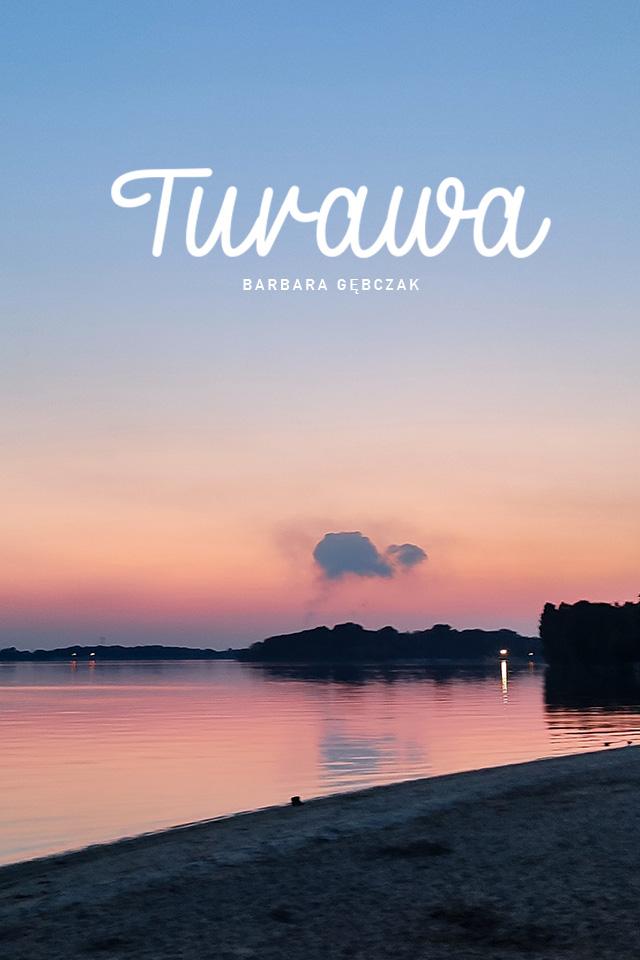 banerek informacyjny z napisem turawa, w tle zachód słońca na jeziorem 