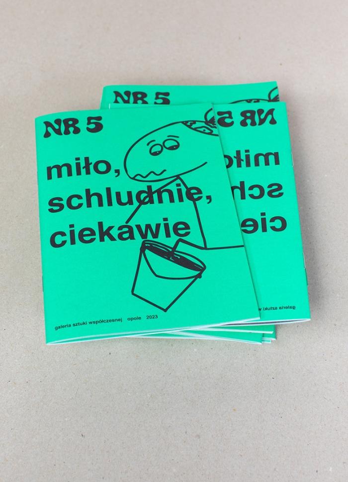 zdjęcie ukazuje okładkę 5 numeru gazetki galerii, napis miło, schludnie, ciekawie, zielone tło