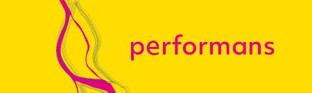 żółty banner z napisem performans