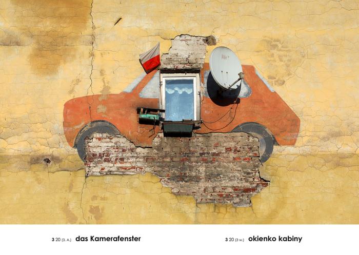 fotografia samochodu namalowanego na murze kamienicy z oknem, napis okienko kabiny