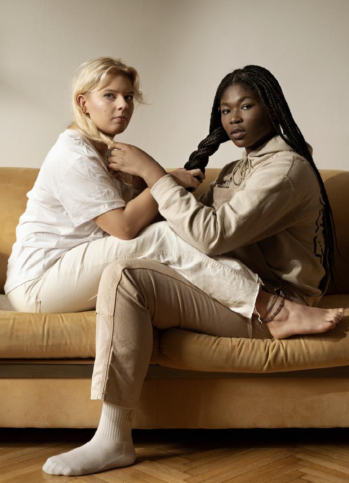 zdjęcie autorstwa Julii Klewaniec, ukazuje dwie kobiety, patrzą się w obiektyw.