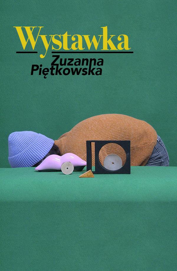 zdjęcie ukazuje przedmioty ustawione w abstrakcyjnej formie, napis wystawka, zuzanna piętkowska