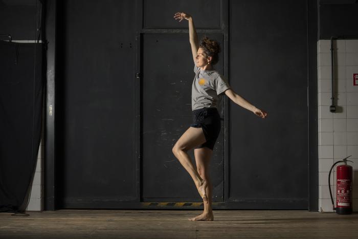 postać tancerki na czarnym tle