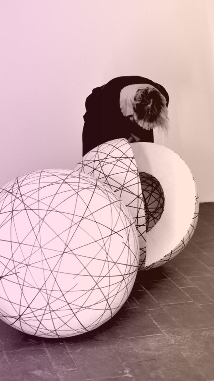 kobieta ogląda kuliste instalacje