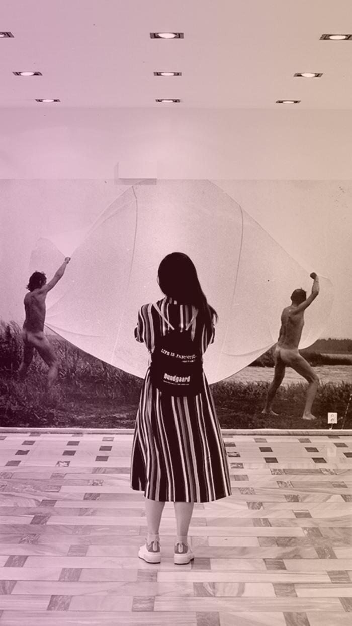 osoba ogląda duże zdjęcie na ścianie 