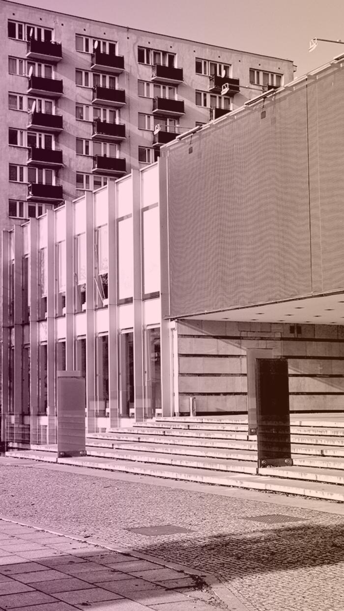 fasada galerii w tle budynek bloku mieszkalnego na pl. Teatralnym 