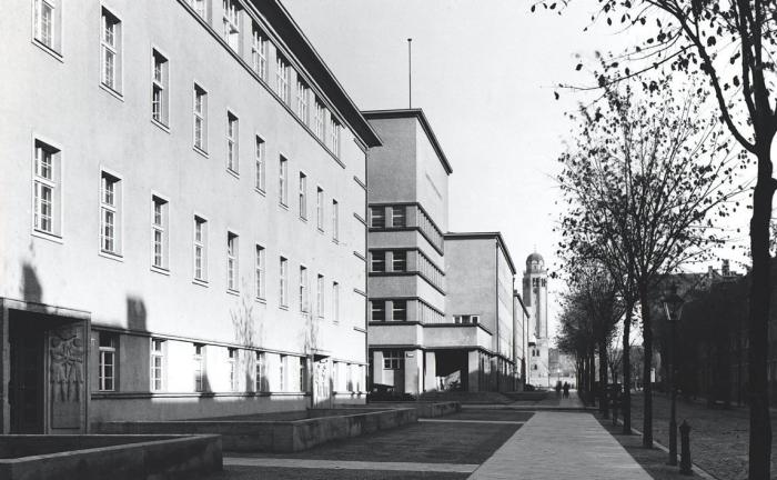 zdjęcie ukazuje przedwojenne Opole, widok na ul. Kościuszki, na pierwszym planie ulica z kolejnymi kamienicami w stylu modernistycznym, w tle kościół św. Piotra i Pawła 