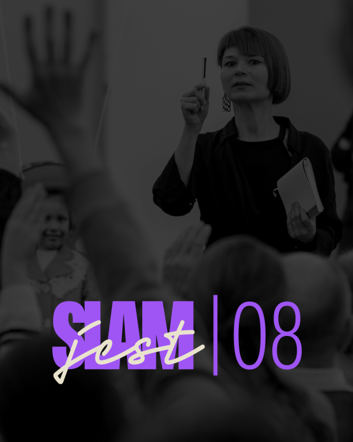 baner, szary, w tle osoba prowadząca spotkanie i licząca głosy. napis: slam 08