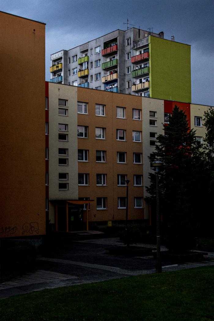 zdjęcie blokowiska, na pierwszym planie 3 bloki z wielkiej płyty