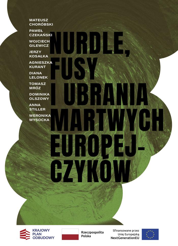 baner informacyjny dot. wystawy Nurdle, fusy i ubrani martwych Europejczyków. Wypisane nazwiska twórców i twórczyń, zielone tło sugerujące dym. Informacja o dofinansowaniu ze środków Krajowego Planu Odbudowy.