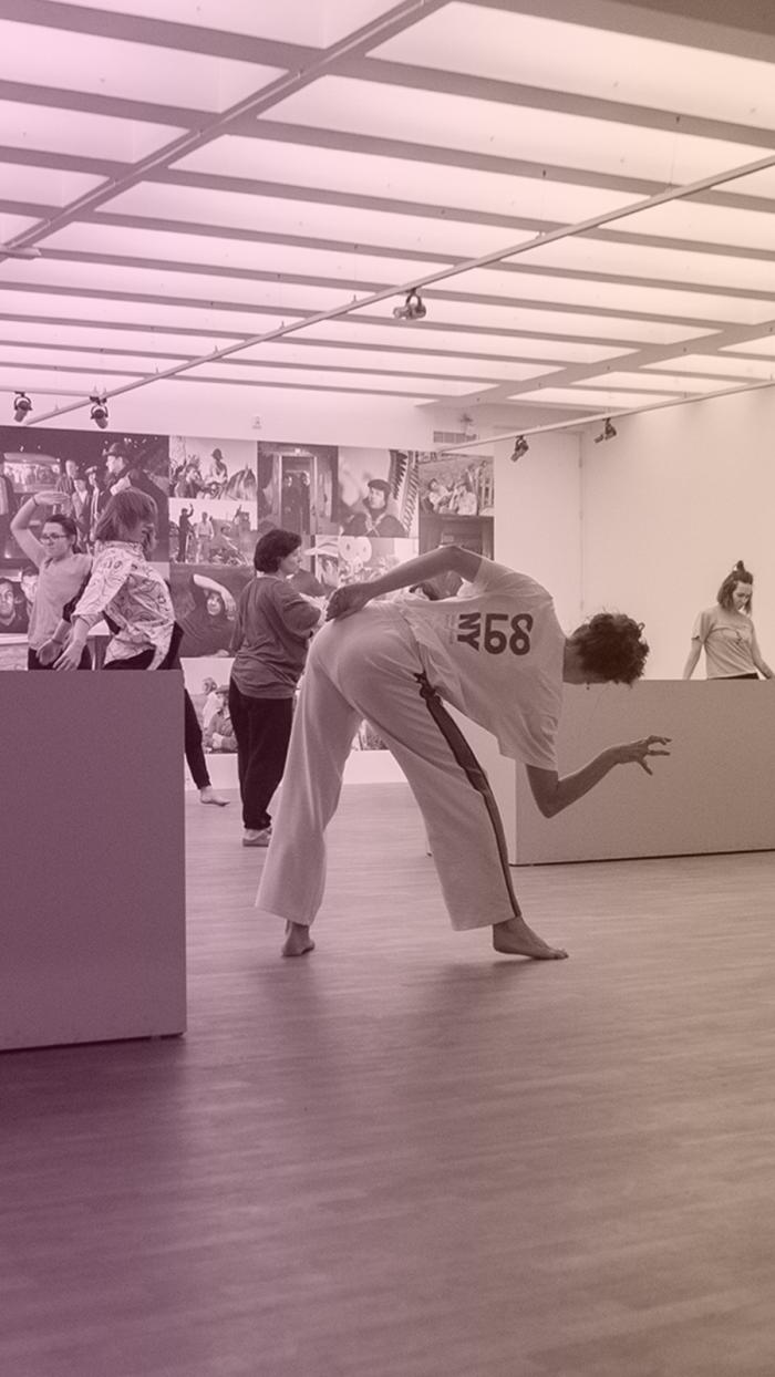 zdjęcie ukazuje tancerzy w sali galerii sztuki współczesnej